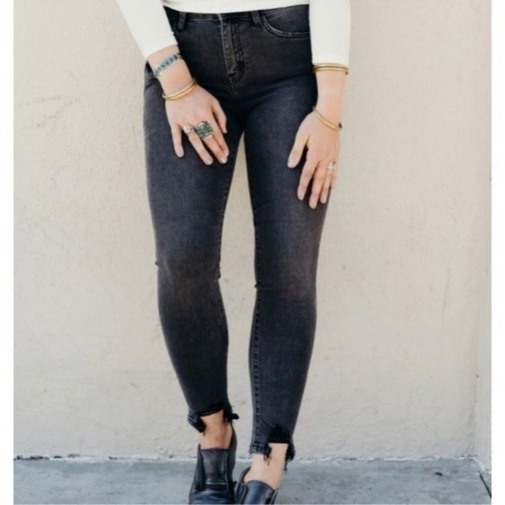 Carly Jean Los Angeles Blake Skinny Jeans Faded Black Distressed Raw Hem Size 5